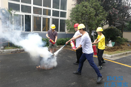 yth游艇会碳纤成功举行消防演练与急救演习